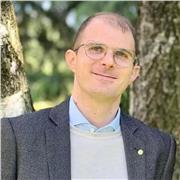 Insegnante di materie umanistiche offre lezioni di italiano, latino, storia, scienze umane, ma anche matematica e diritto